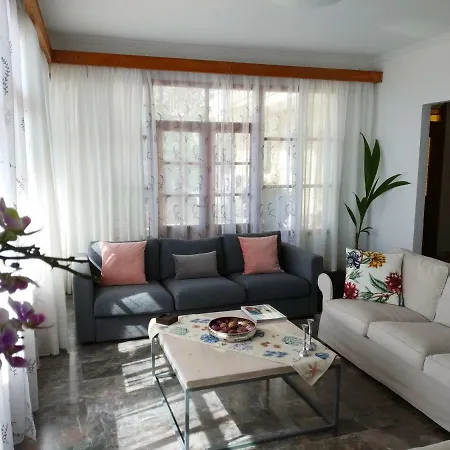 Kontis Apts アパート