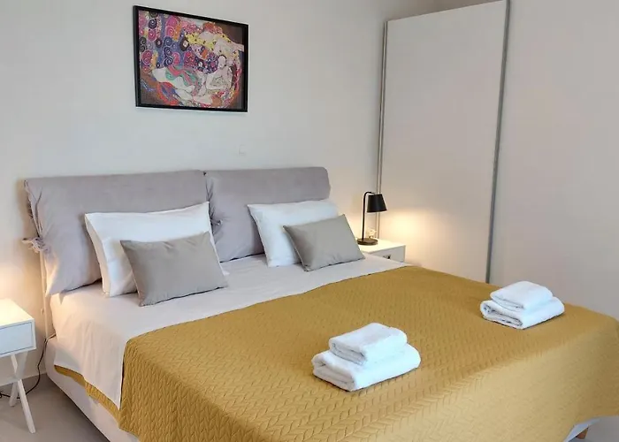 Kontis Apts * Пелекас