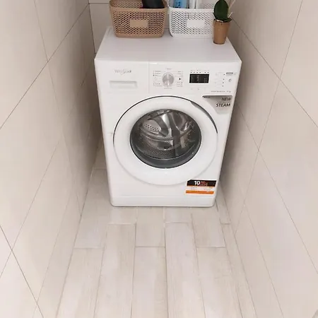 Kontis Apts アパート